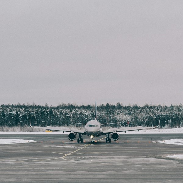 Icy conditions disrupt Air travel in central U.S. 